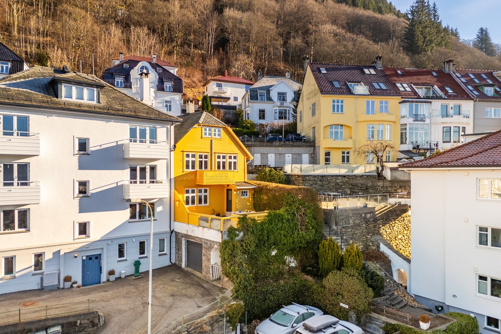 Det er også et anneks for gjester eller hjemmekontor, samt garasje for parkering. Galleribilde