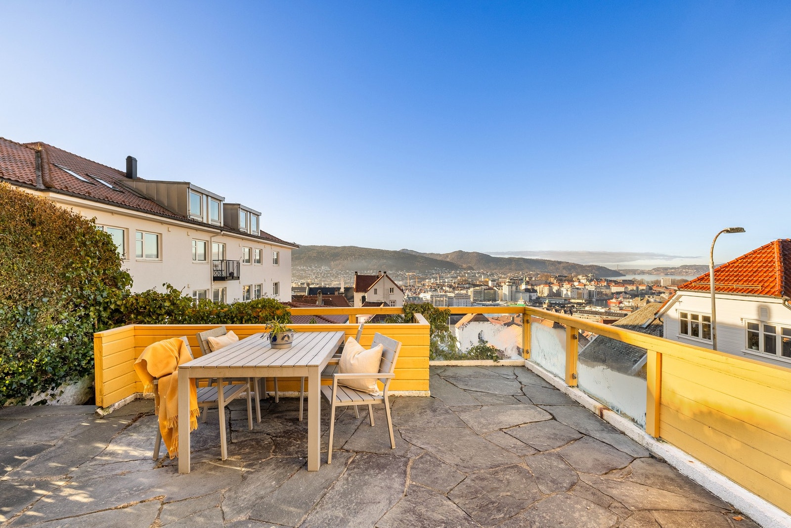 Boligen har flere uteplasser i form av balkonger, hage bak huset og steinbelagt uteplass ved inngangspartiet! Galleribilde