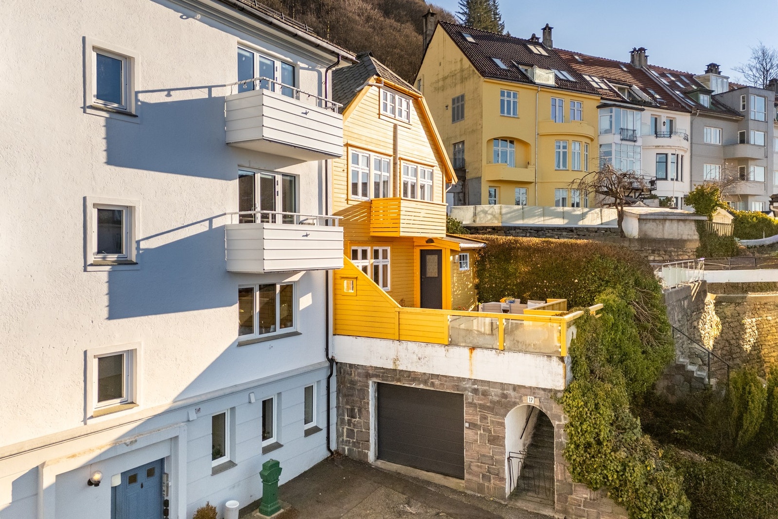 Boligen har også en garasje under uteplassen ved inngangspartiet for parkering. Galleribilde