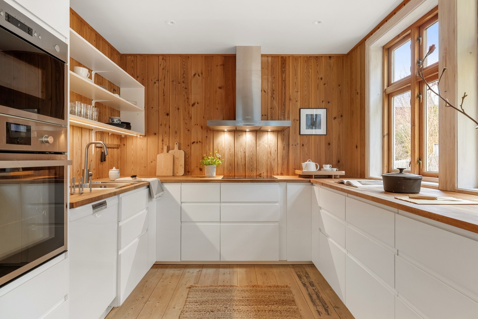 Her er det godt med oppbevaringsplass i skuffer og skap, samt arbeidsplass på benkeplaten. Galleribilde