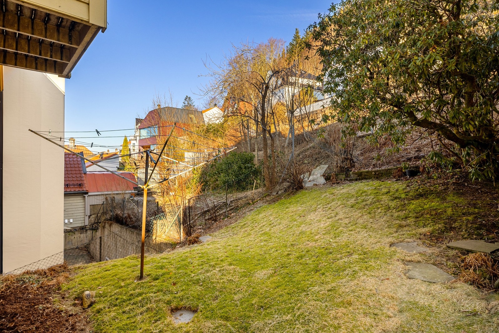 Merk at tomten bak har en klausul som forhindrer at den blir bebygget. Konferer megler for mer informasjon. Galleribilde