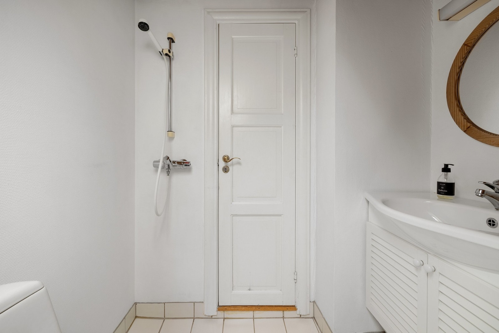 Badet i denne etasjen måles til 2,8 kvm. med fliser på gulv, og er innredet med toalett, dusj og baderomsinnredning. Galleribilde