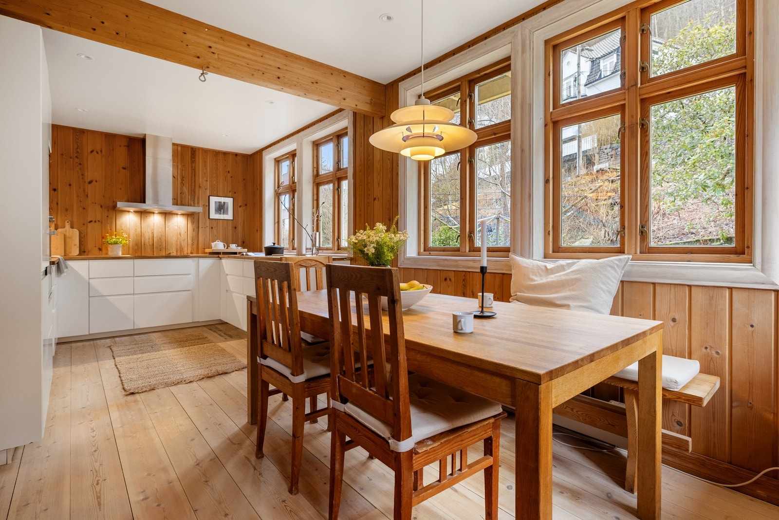 Kjøkkeninnredningen er ny i 2018 og har en innredning som består av slette fronter og benkeplate av heltre. Galleribilde