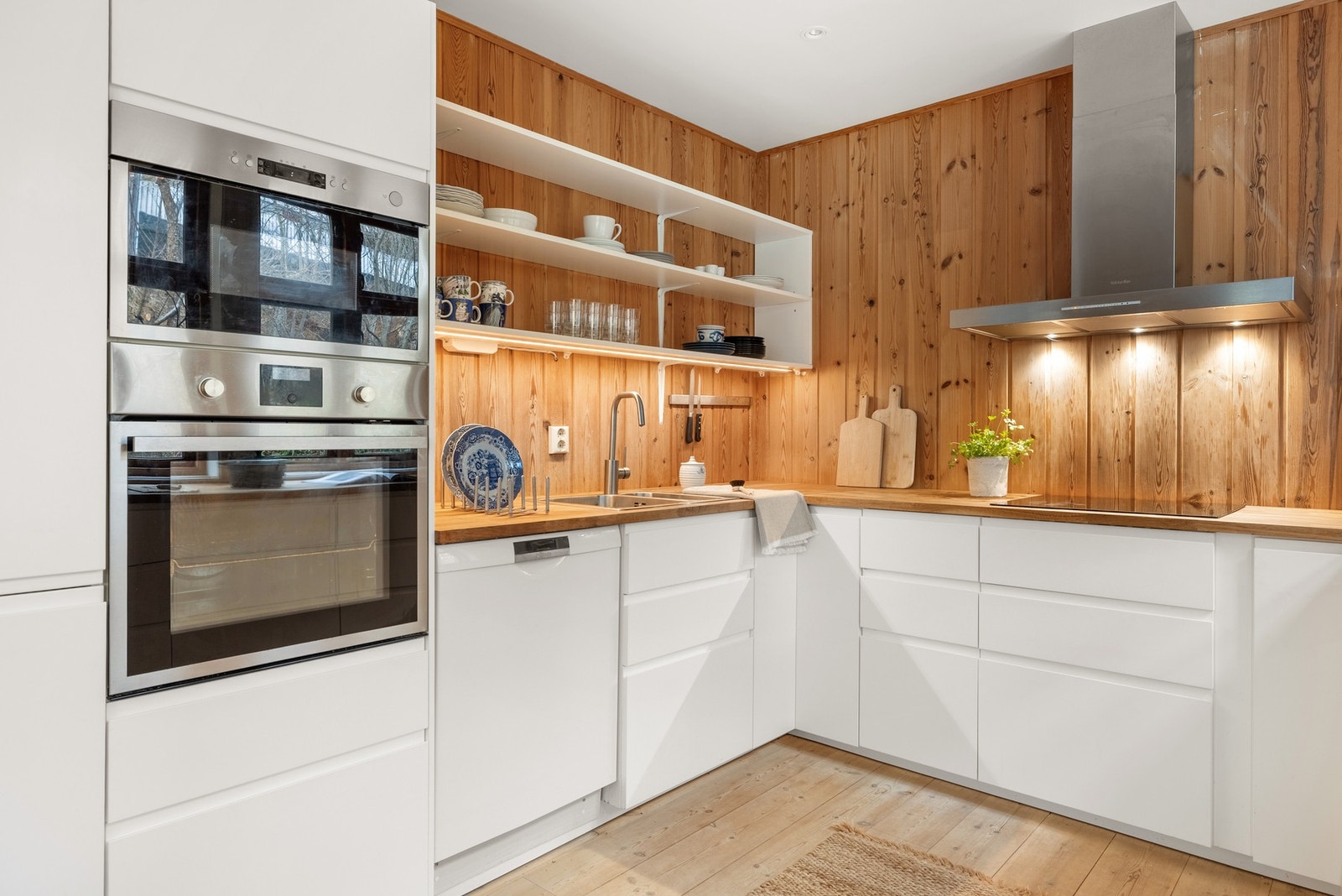 Det er utstyrt med følgende integrerte hvitevarer: Stekeovn, micro, platetopp og kjøleskap. Det er også opplegg for oppvaskemaskin. Galleribilde