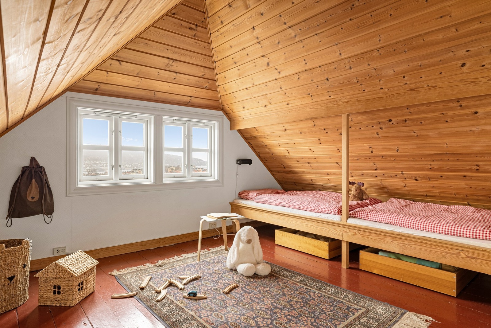 Begge rommene har god plass til seng, nattbord og garderobeløsninger. Galleribilde