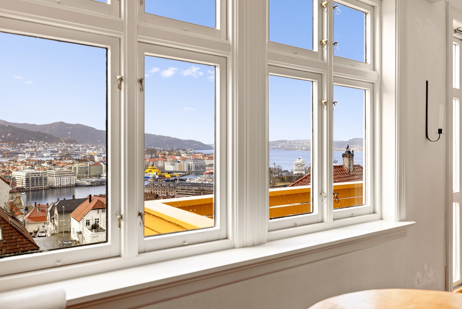 Her er det store og klassiske vinduer som slipper inn godt med naturlig lys og den spektakulære utsikten! Galleribilde