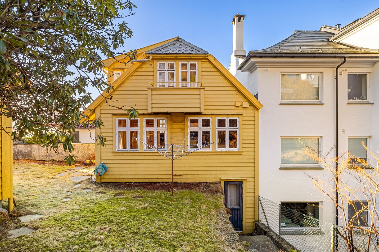 Her er det god plass til å møblere med både hagemøbler og aktivitetsmuligheter til de små. Galleribilde