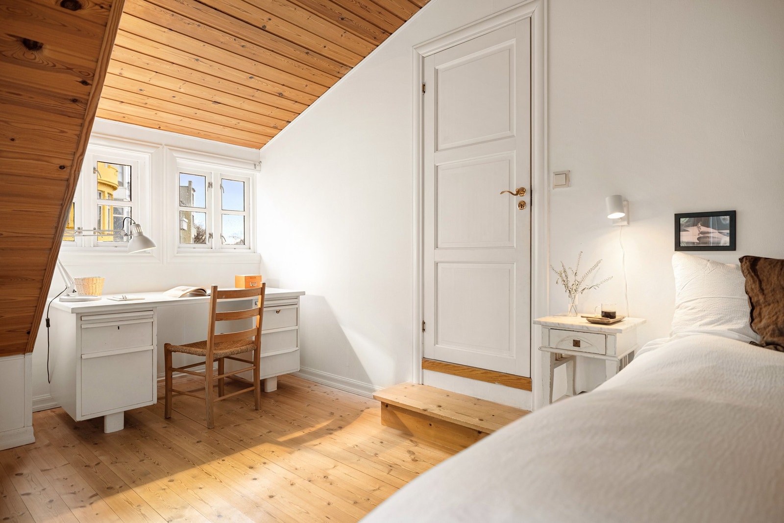 Fra dette soverommet er det også utgang til en liten balkong med utsikt over bakhagen! Galleribilde