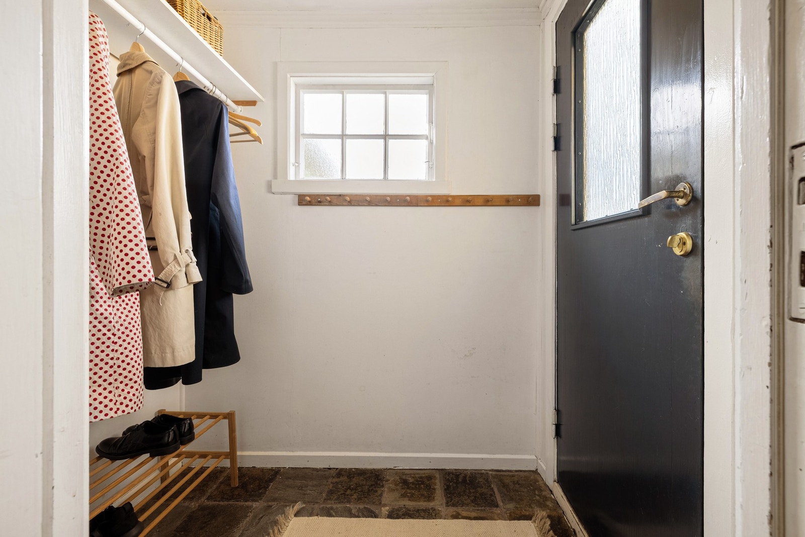 Velkommen inn! Det første du møter er en entré som måles til 2,3 kvm. Galleribilde