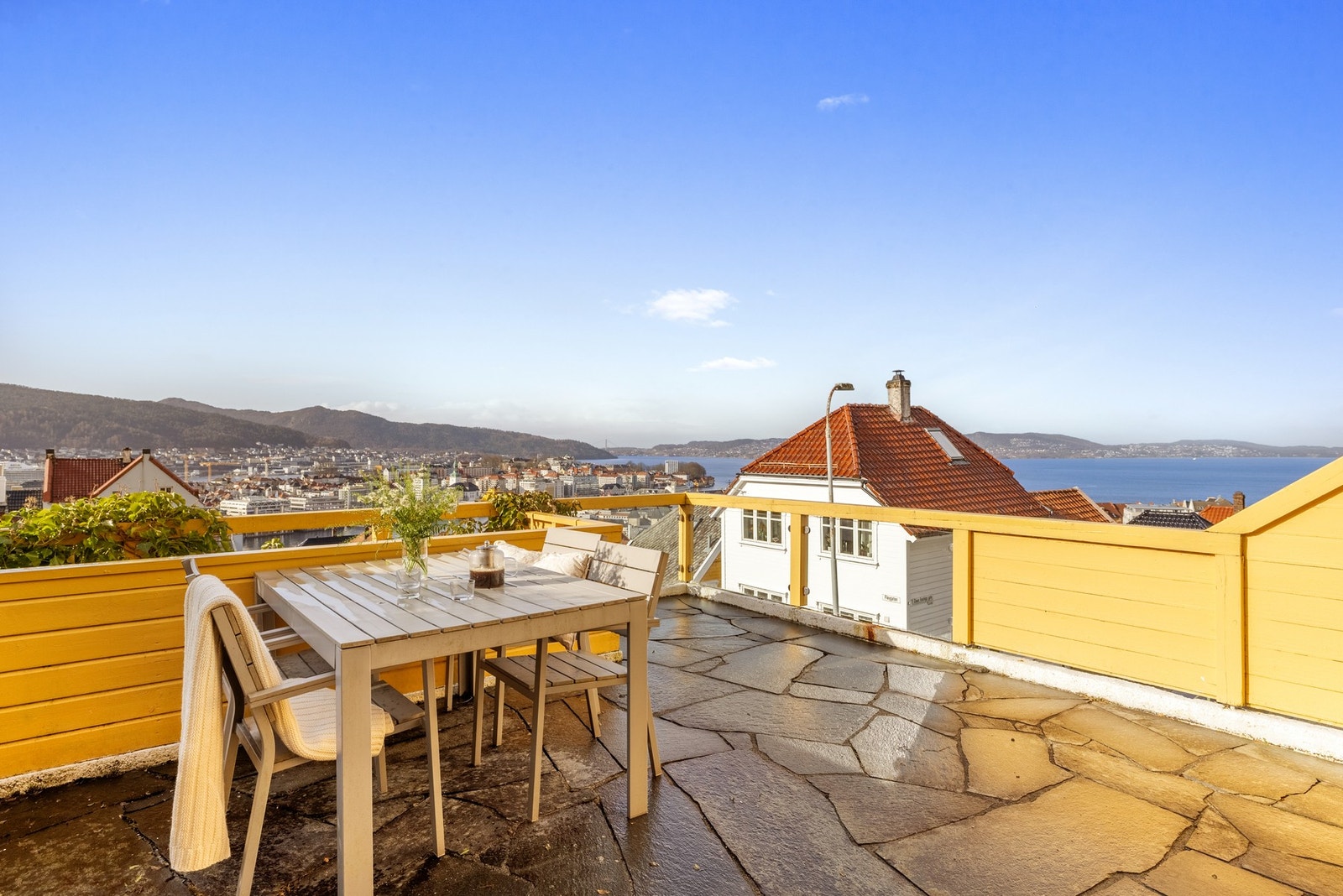 Fløygaten 17 presenteres av Mekleriet eiendomsmegling ved Tor Ramsøy. Galleribilde