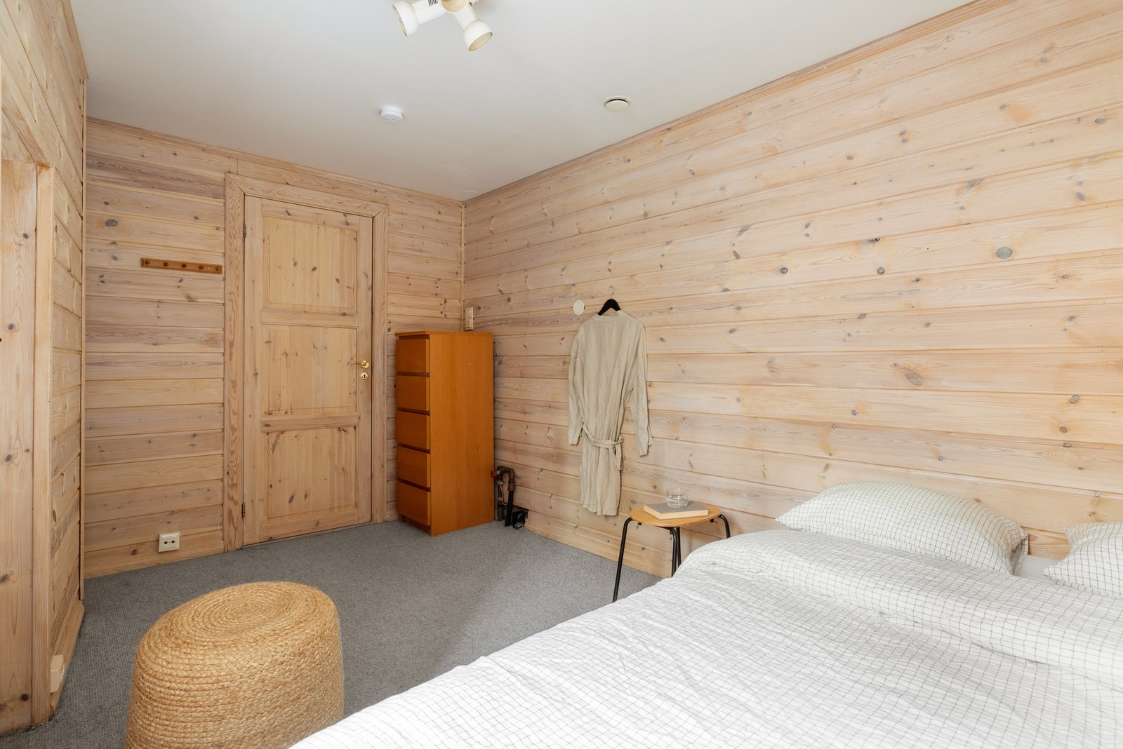 Det gjøres oppmerksom på at rommet er godkjent som musikkøving/trim, som er godkjent for varig opphold, men soverommet oppfyller ikke krav til lysinnslipp for å være et godkjent soverom. Galleribilde