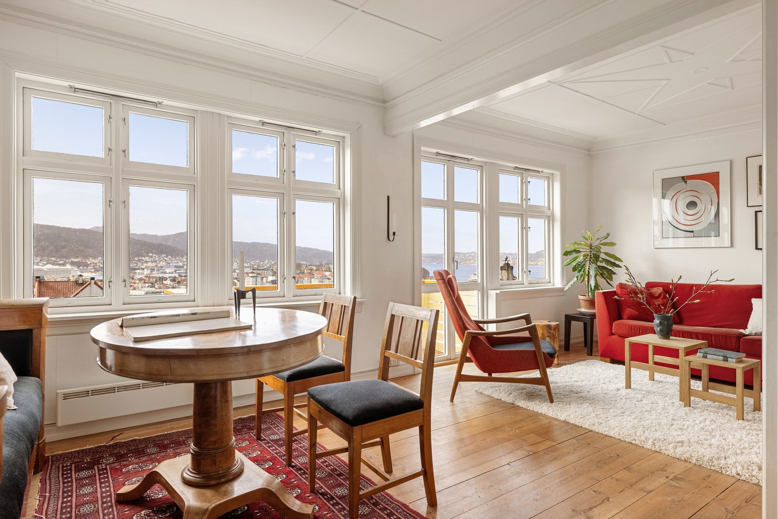 Boligen går over tre plan med en klassisk og særegen stil på huset. Galleribilde