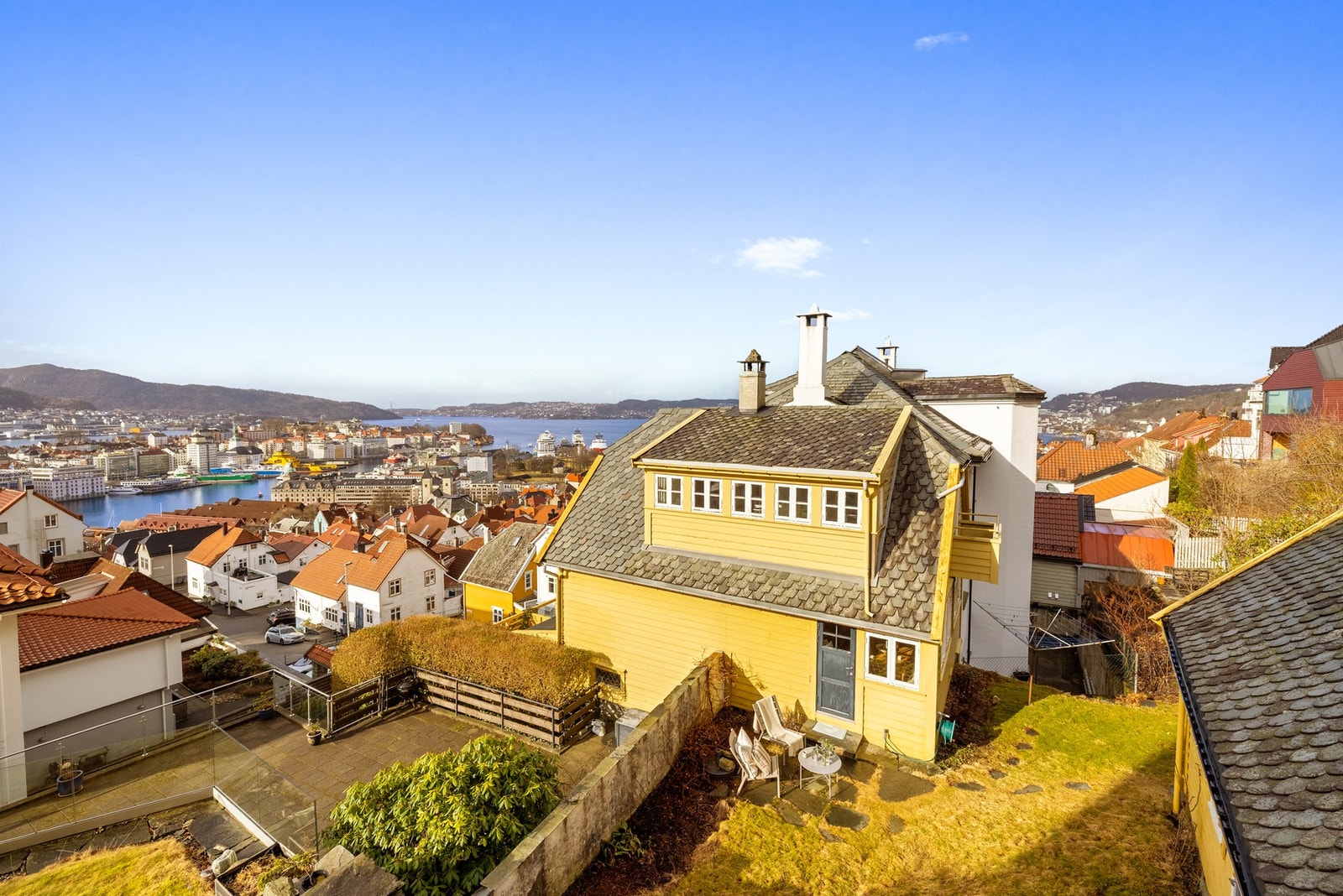 Vi beveger oss ut bak i hagen. Den blå døren på husveggen er ut fra kjøkkenet. Galleribilde