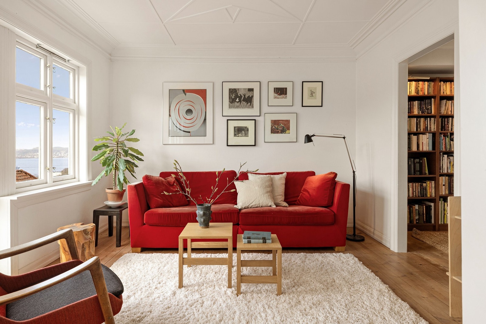 En har god plass til sofakroken og spisegruppen. Galleribilde