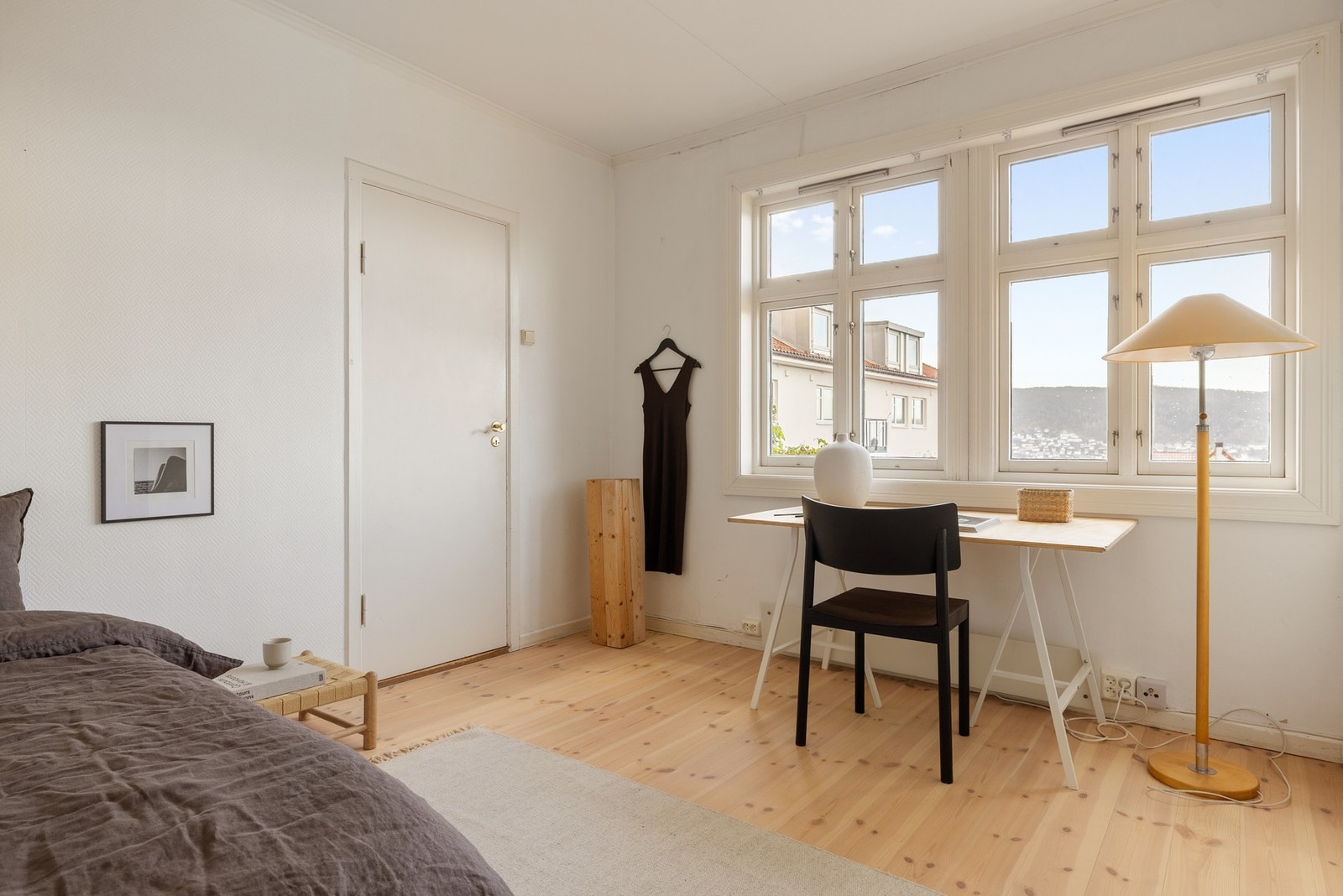 Her er det god plass til seng, nattbord og oppbevaringsplass i en praktisk skyvedørsgarderobe. Galleribilde