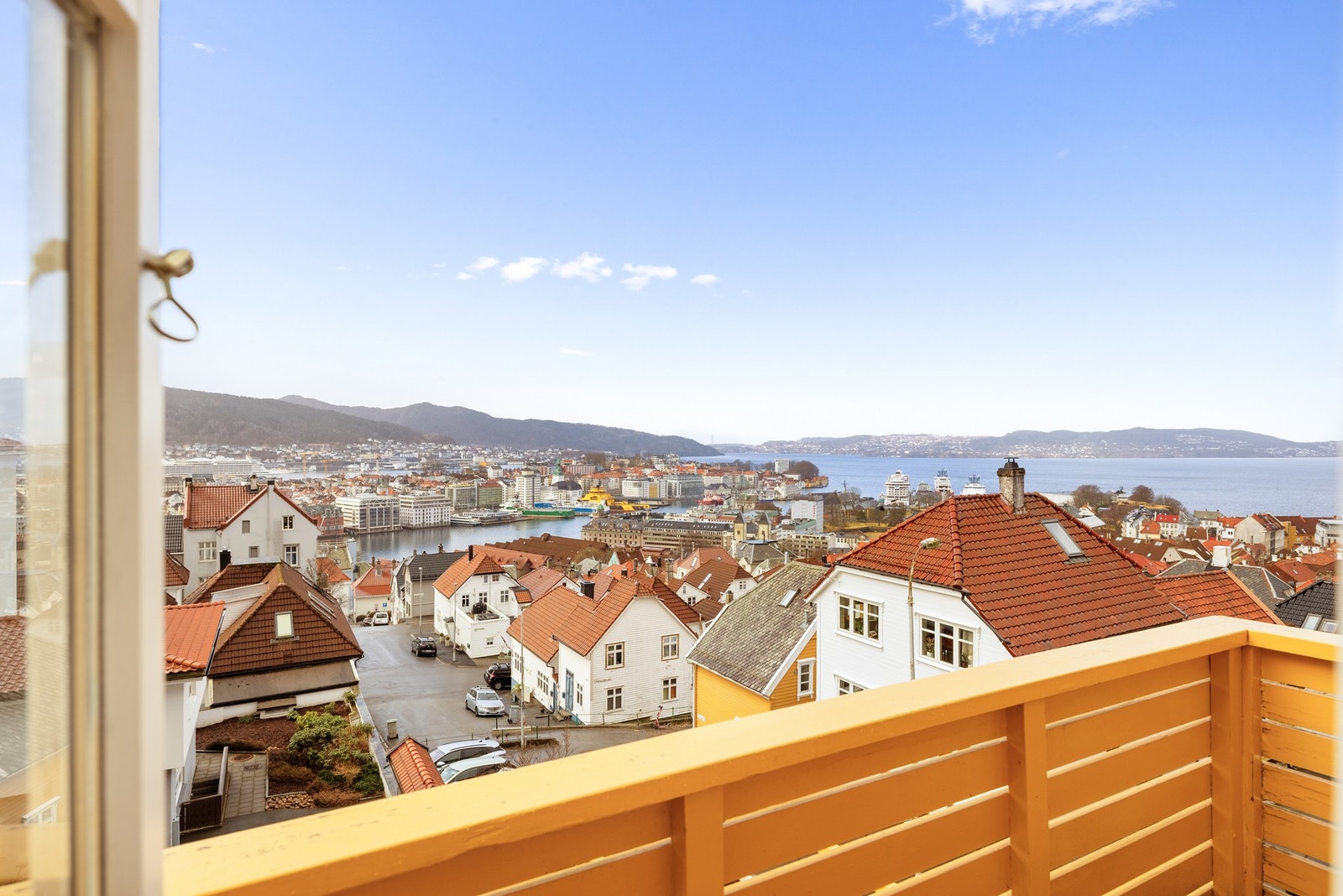 Fra stuen er det utgang til en herlig balkong, hvor man kan nyte fine dager og svært gode solforhold helt til den går ned sent på kvelden. Galleribilde