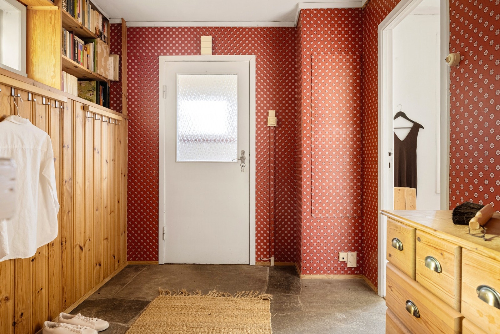 Både entréen og hallen på 13,4 kvm. har god plass til oppbevaringsløsninger til yttertøy, sko og diverse. Galleribilde