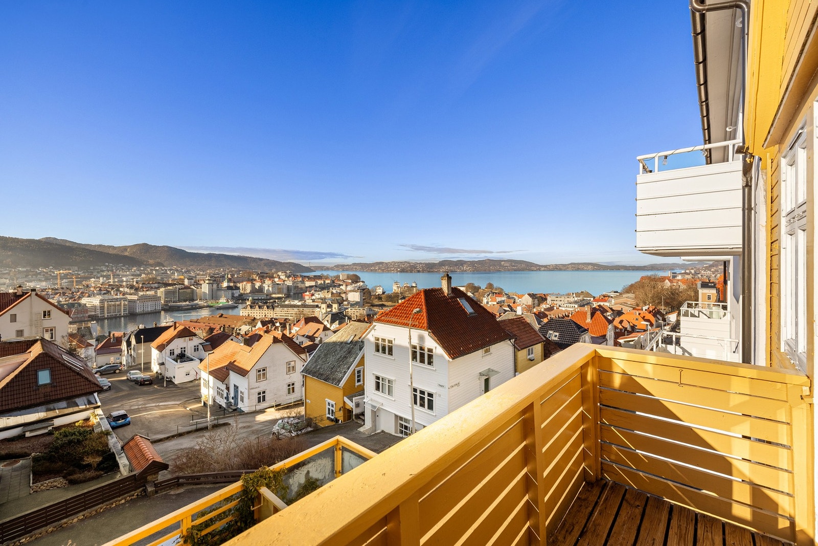 Dette er en enebolig med hage, balkonger, nydelige solforhold omtrent hele dagen og en spektakulær utsikt! Galleribilde