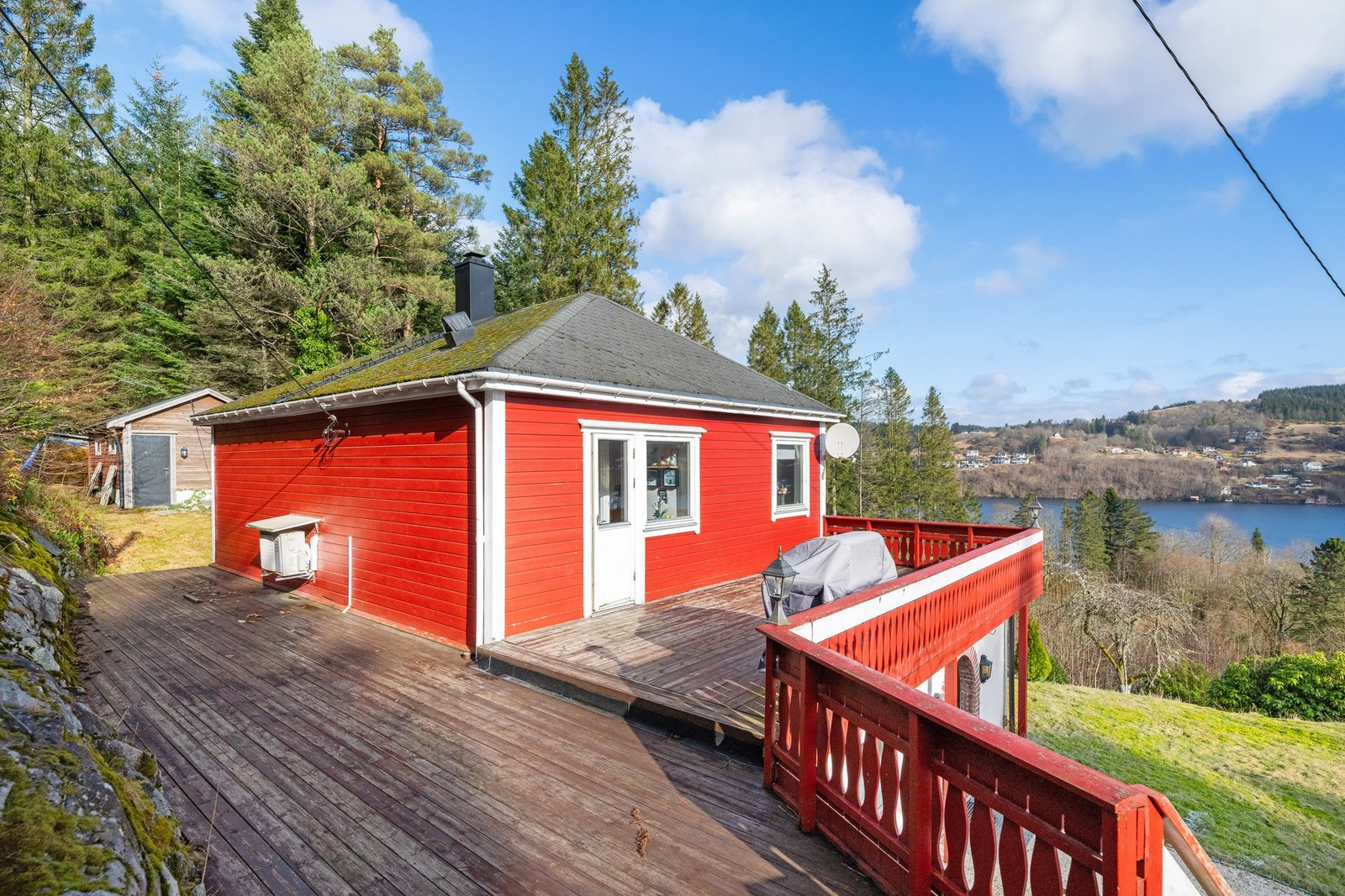 Fra kjøkkenet er det direkte utgang til stor terrasse. Galleribilde