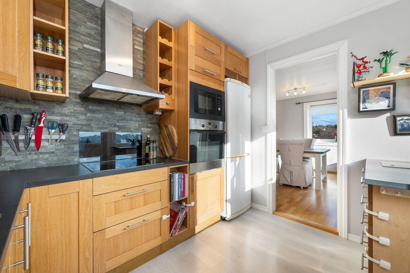 Praktisk kjøkkenløsning med godt med skap og benkeplass. Galleribilde