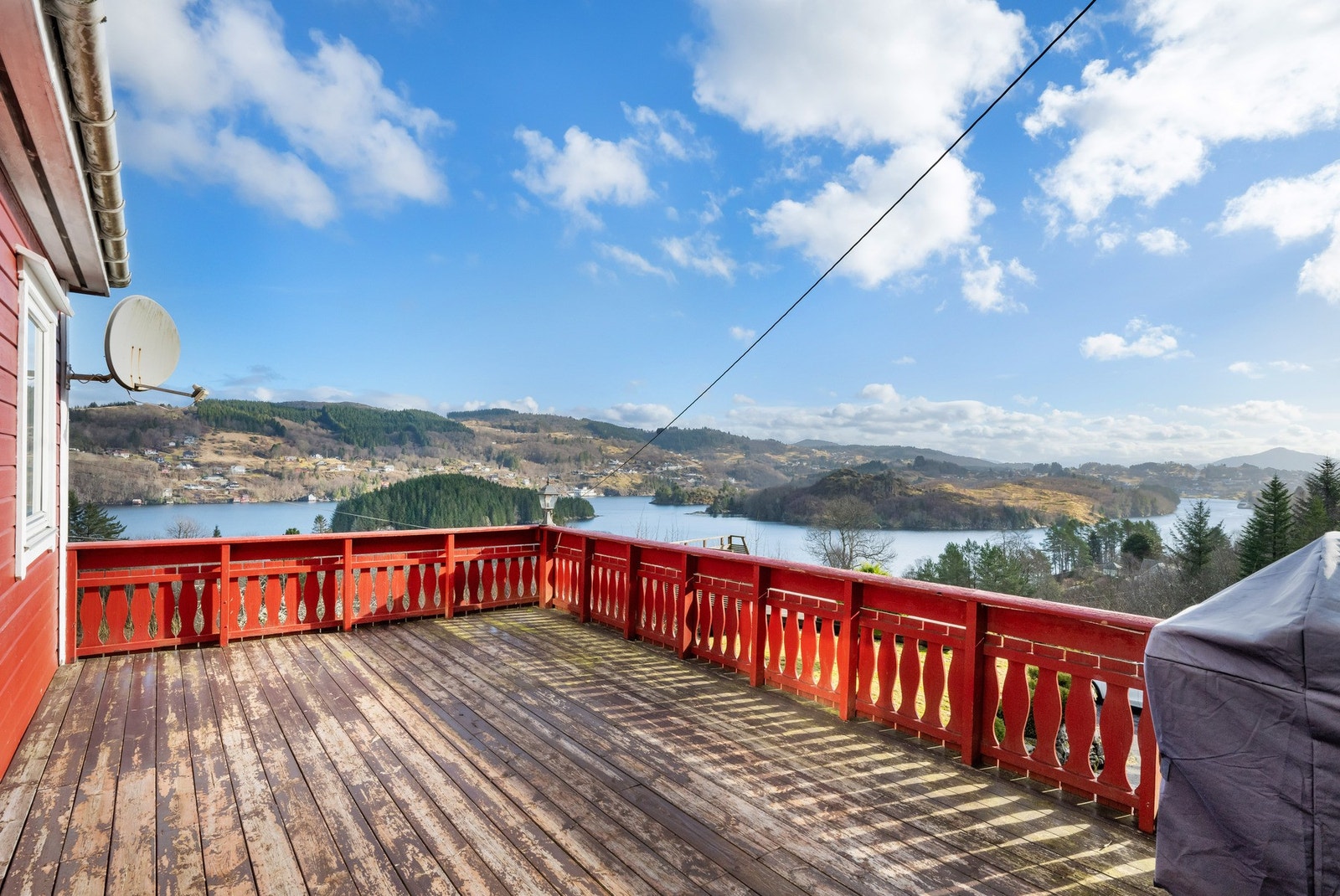 God plass til å plassere både grill og utemøbler. Galleribilde