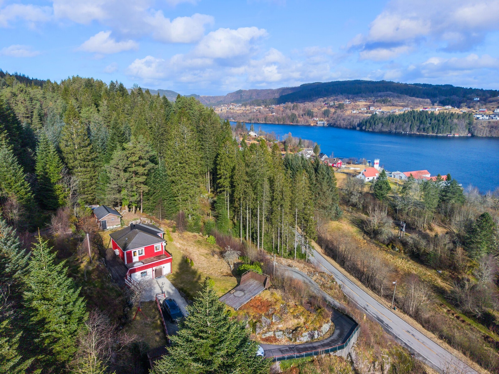 Boligen har en nydelig beliggenhet på en egen høyde hvor man nyter svært gode utsiktsforhold. Galleribilde