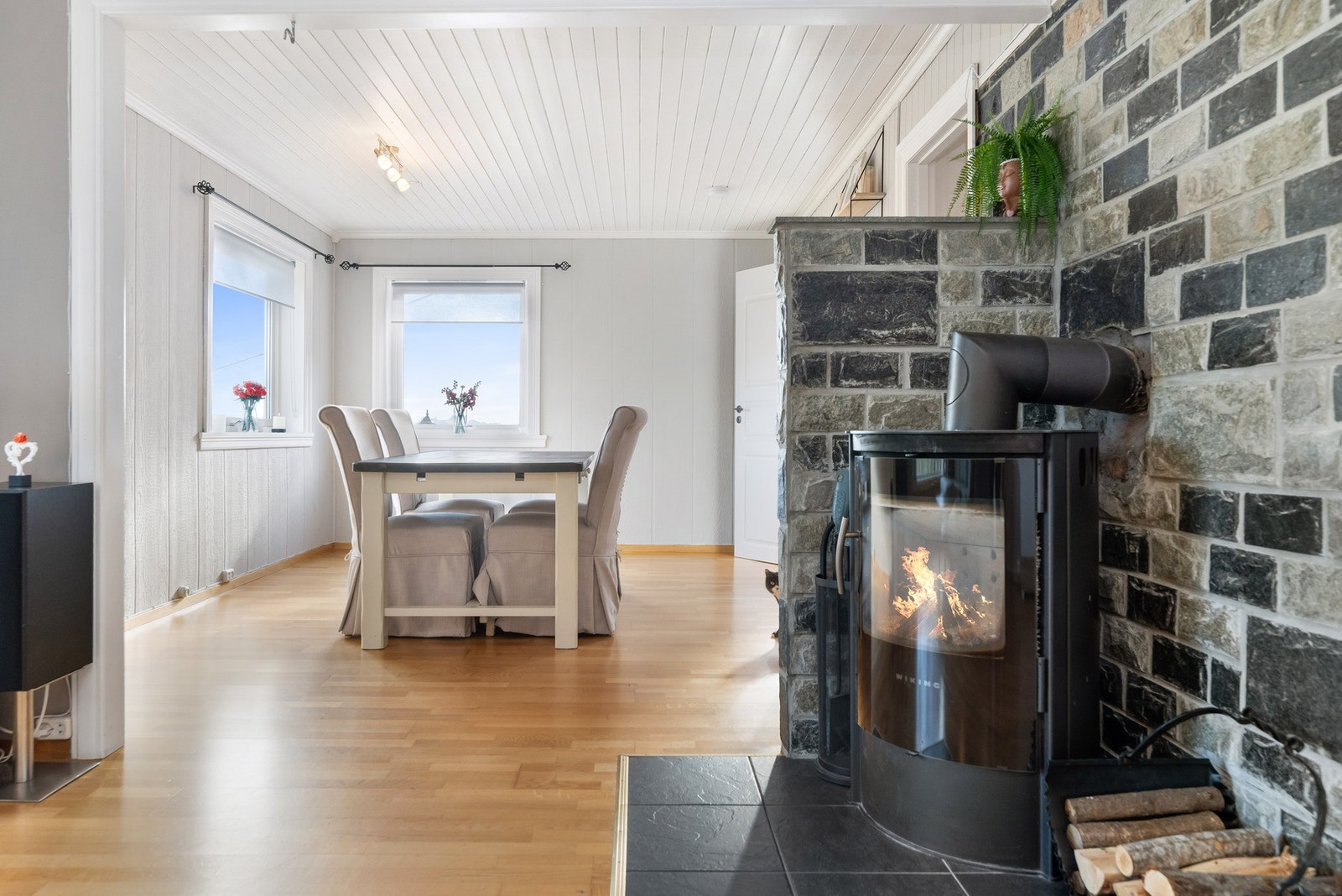 Stuens størrelse gir deg god plass til å innrede med både sittegruppe og spiseplass. Galleribilde