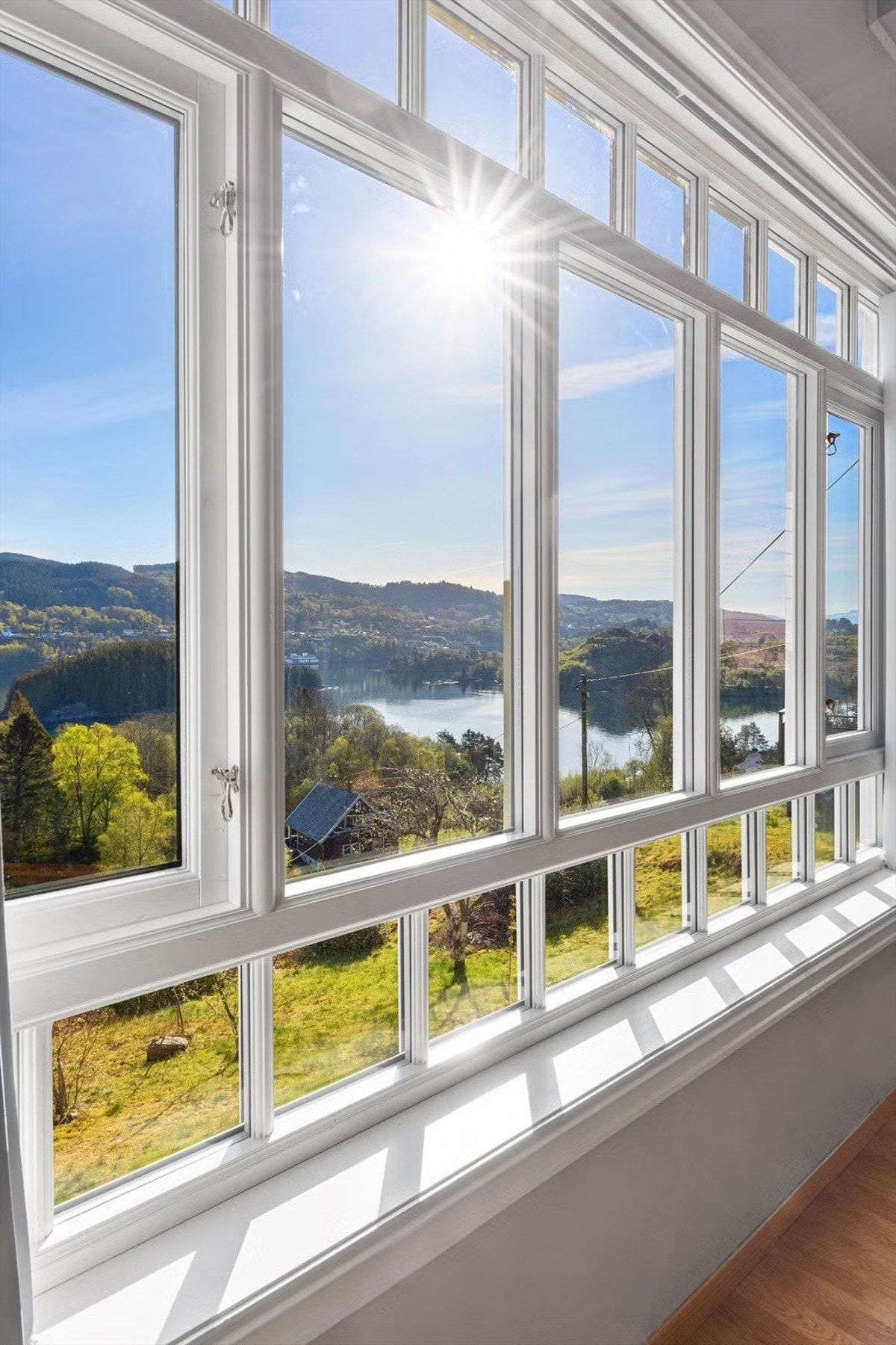 Store vindusflater i stuen som gir deg god tilgang på lys og flott utsikt. Galleribilde