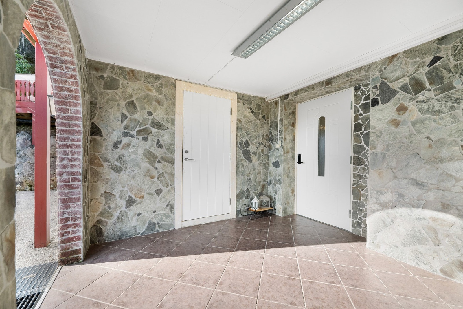 Innganspart med overbygg. Galleribilde