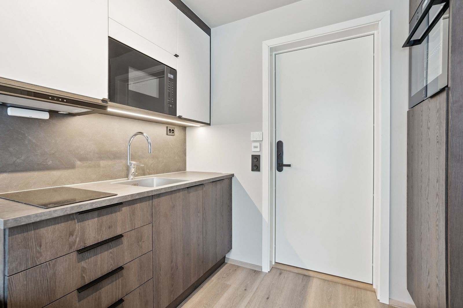 Nytt kjøkken med integrerte hvitevarer.