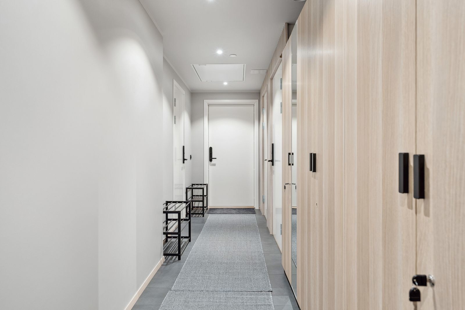 Felles gang med skap tilhørende hver boenhet.