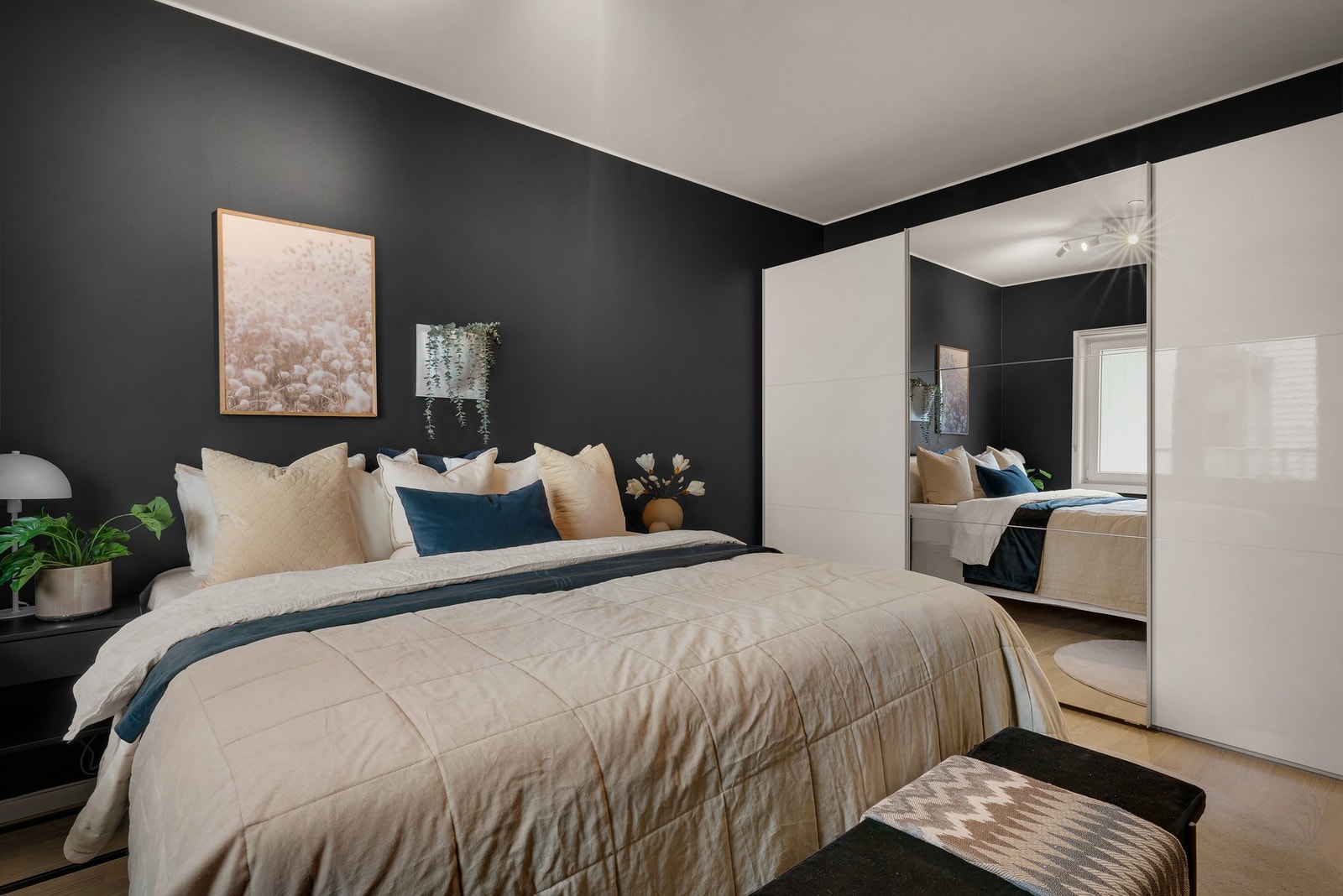 - Stort hovedsoverom med fin garderobeløsning - Galleribilde