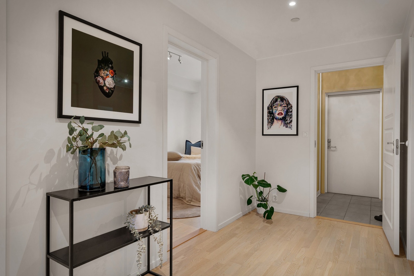 - Innvendig består gulvene hovedsakelig av parkett i oppholdsrom og fliser i entré og bad, veggene har malte flater og himling er malt - Galleribilde