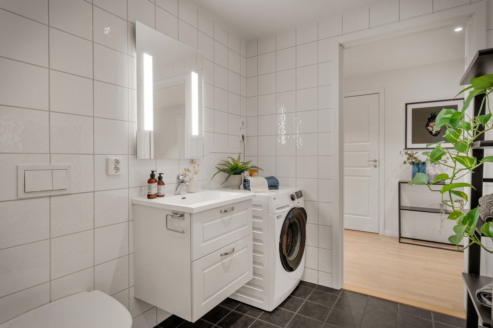 - Badet har vannbåren gulvvarme som bidrar til god komfort i hverdagen - Galleribilde