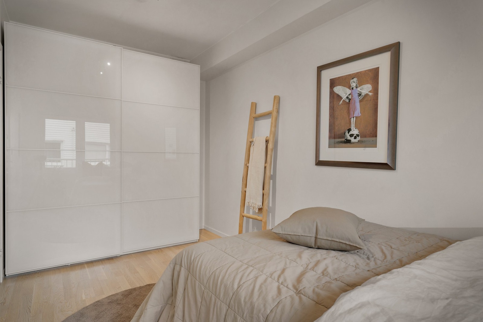 - Stor skyvedørsgarderobe på begge soverommene - Galleribilde