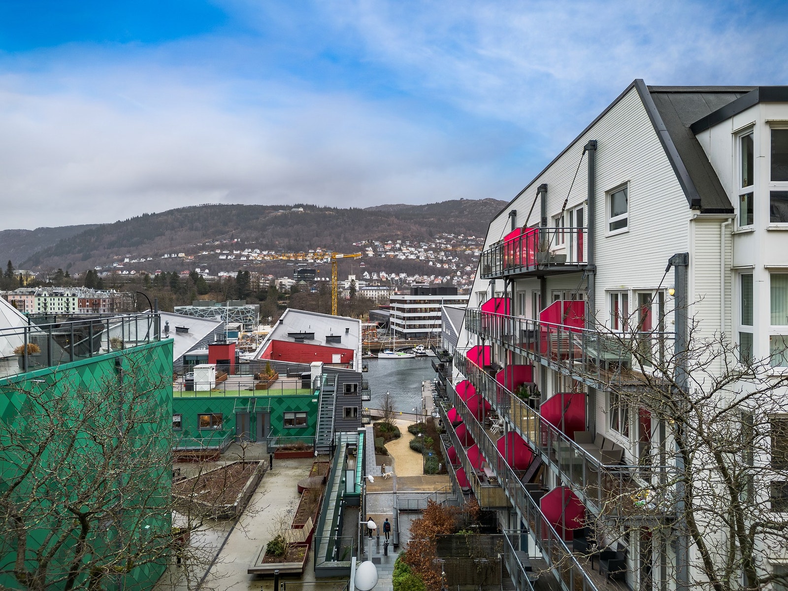 - Tomten er pent opparbeidet med interne veier, grøntareal, beplantning og bed, lekeplass og flere sittegrupper. Sameiet har også egen sykkelbod - Galleribilde