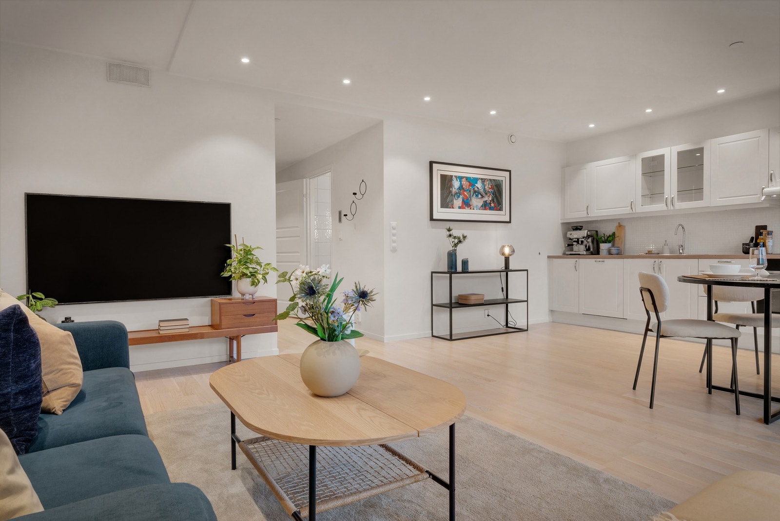 - Oppvarming skjer via radiator i stue og vannbåren gulvvarme på badet. Leiligheten har også balansert ventilasjon med varmegjenvinning - Galleribilde