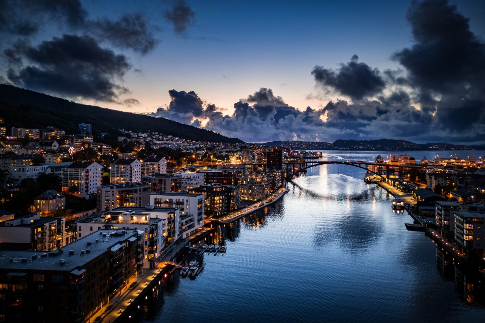 - Damsgårdssundet er et av byens lekreste strøk, med en fantastisk promenade man kan spasere langs - Galleribilde