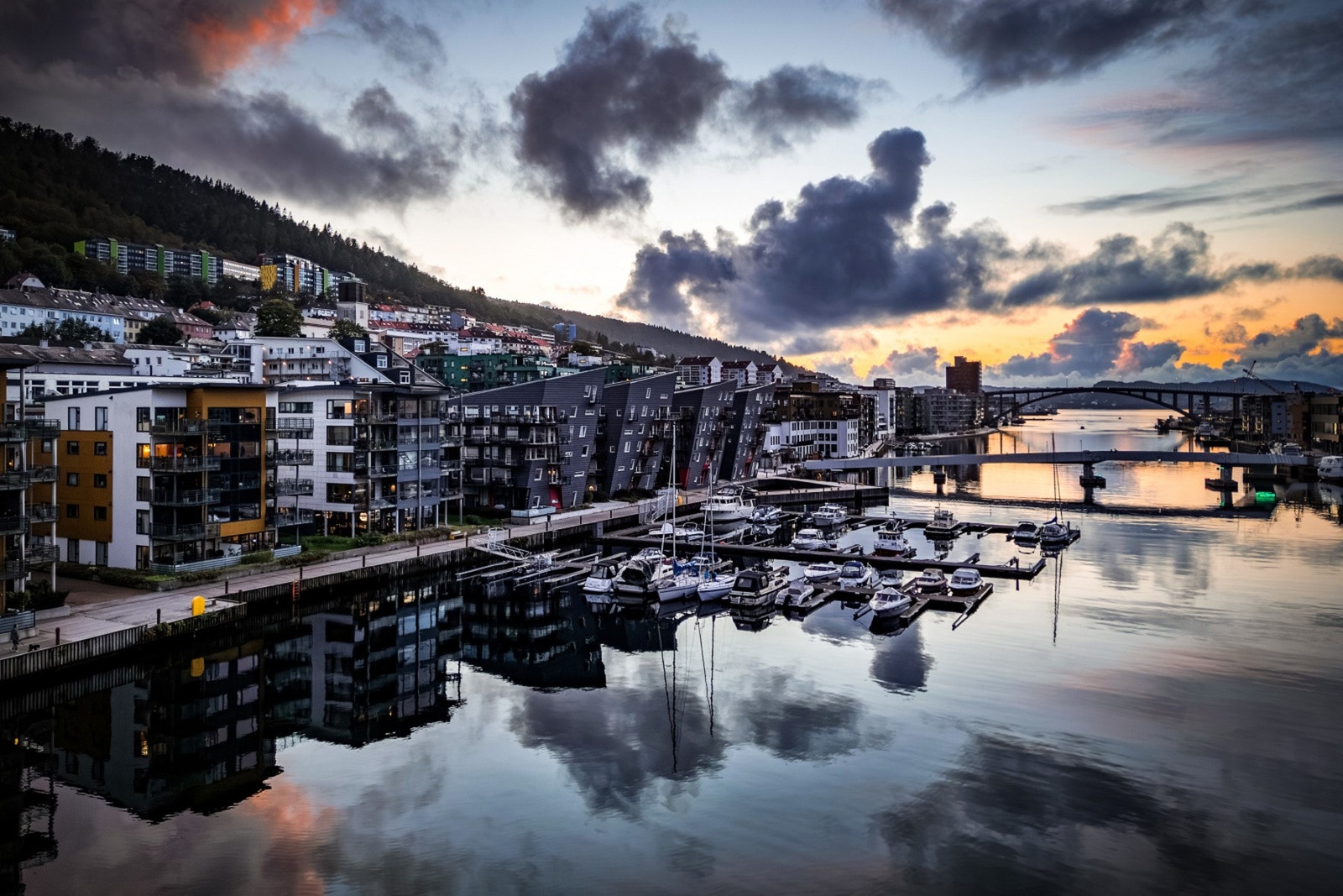 - Her ligger alt tilrette for et godt liv, med både hav og fjell som nærmeste nabo - Galleribilde