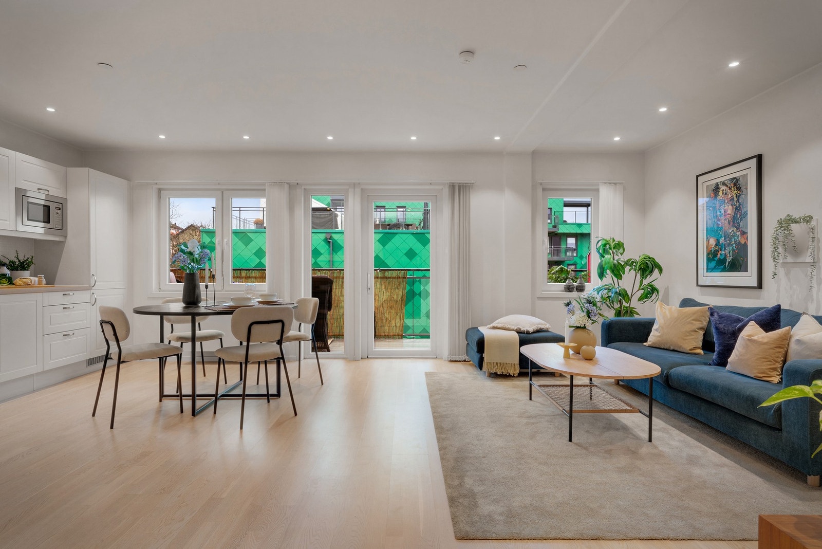 - Fra stuen er det utgang til en romslig balkong på 12 m² - Galleribilde