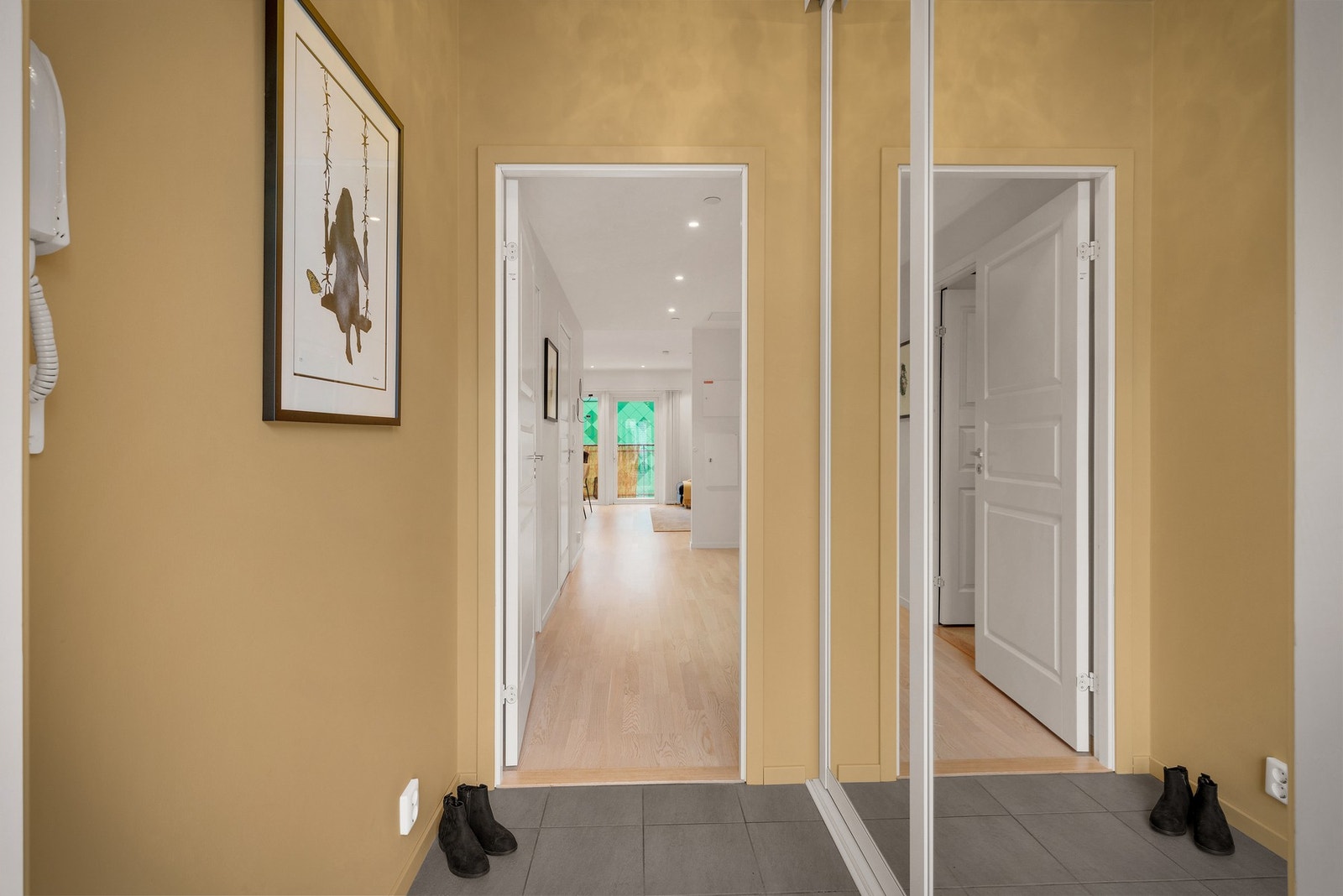 - I entreen ble det montert ny skyvedørsgarderobe i 2024 - Galleribilde