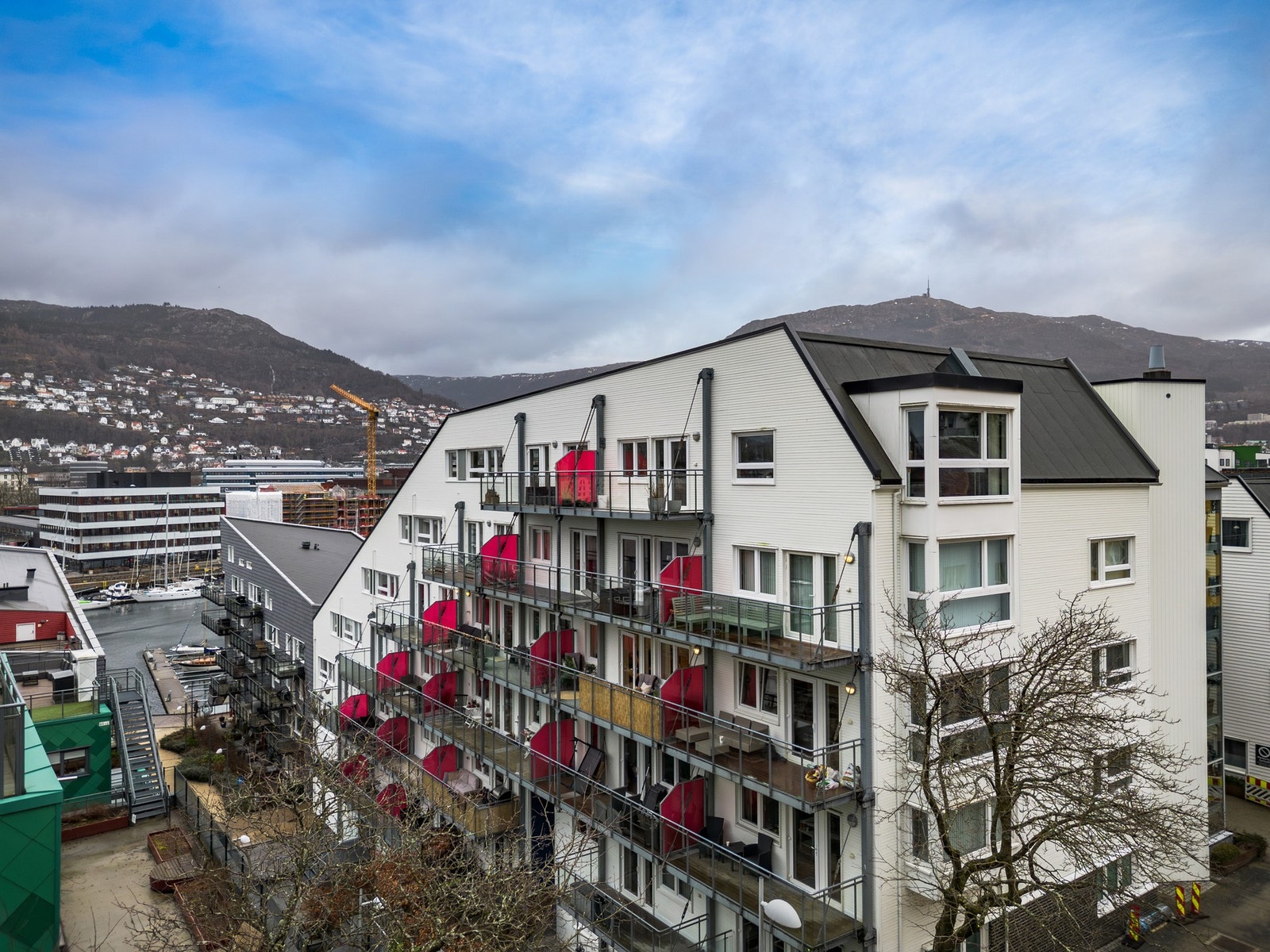 - Det er gang- og sykkelavstand til Bergen sentrum, Haukeland sykehus, HVL, UiB og BI, noe som gjør området svært ettertraktet for både studenter og yrkesaktive - Galleribilde