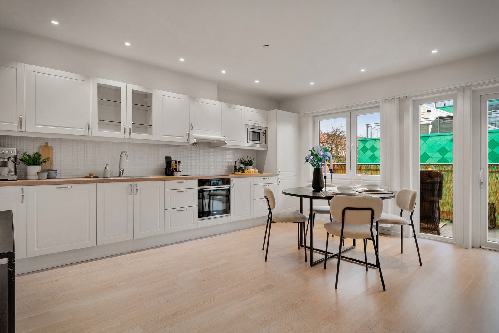 - Kjøkkenet fremstår funksjonelt og velholdt, med profilerte fronter, laminat benkeplate og fliser over benk - Galleribilde