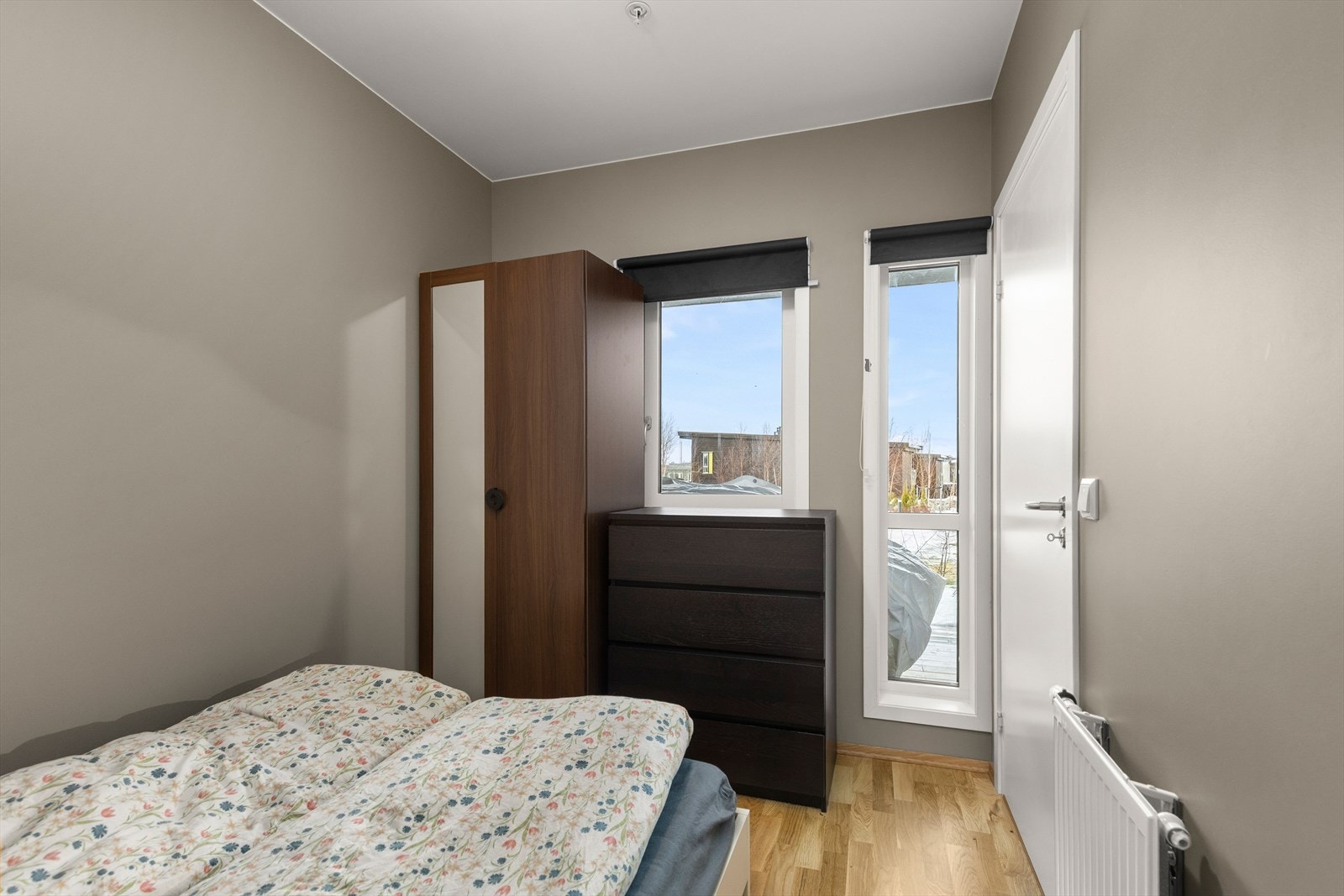 Her er det også rikelig med gjennomlys og gode garderobemuligheter. Galleribilde