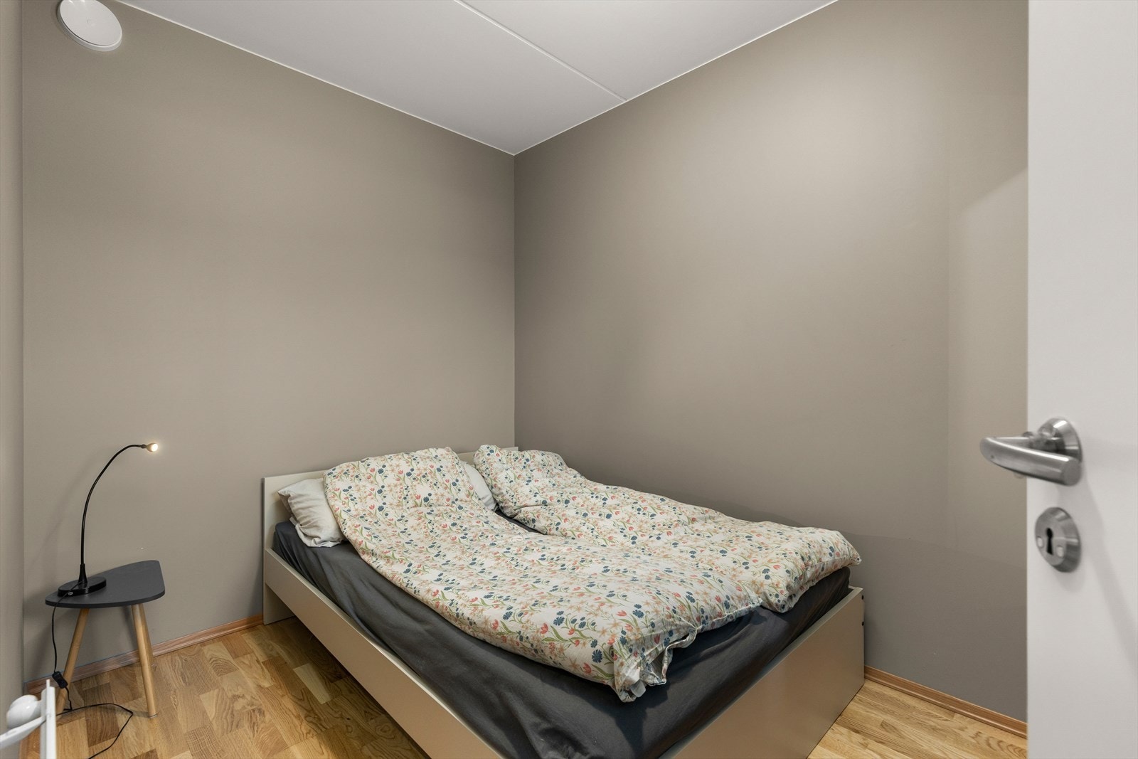 Boligens soverom er på hele 7,5 m² og har god plass til ønsket møblement. Galleribilde