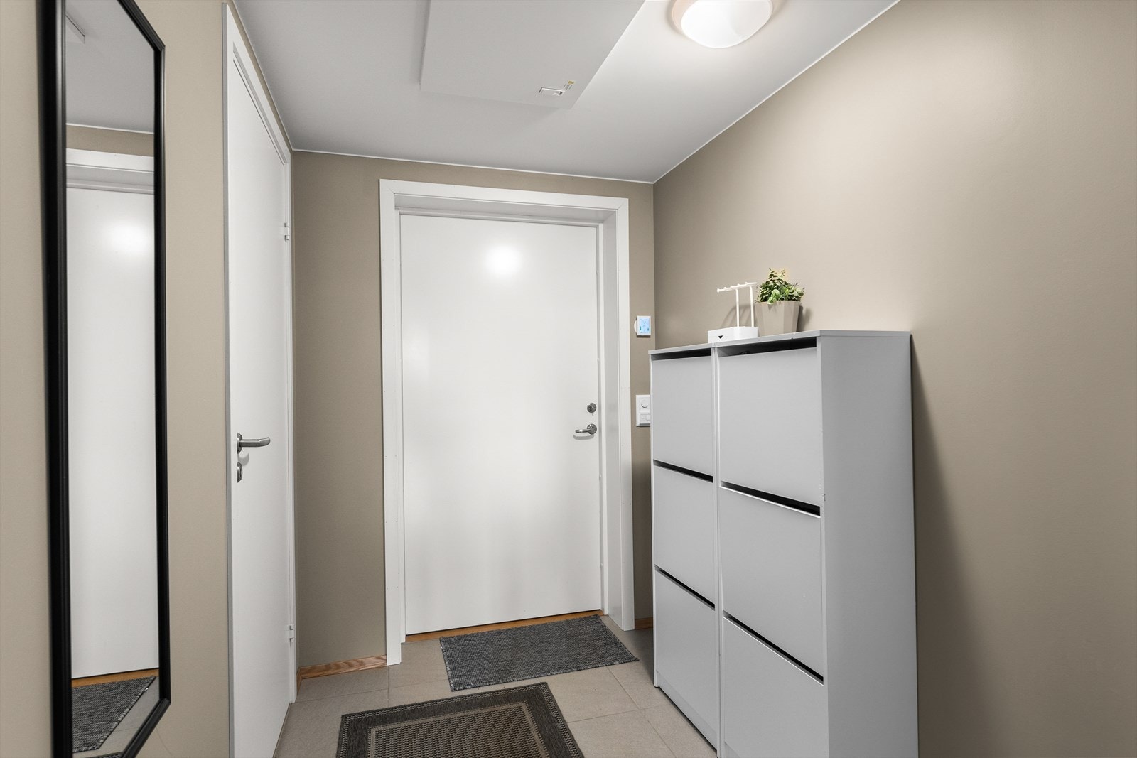 Entréen er åpen og lys, med med gode oppbevaringsmuligheter. Galleribilde