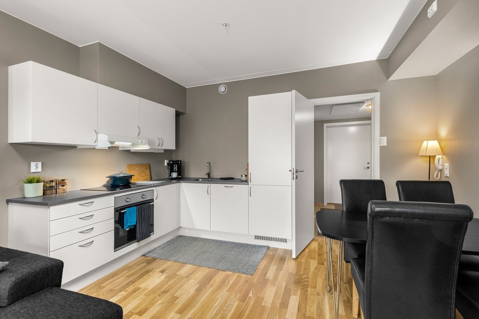 Her får man et stilrent og tidløst kjøkken med lyse fronter. Galleribilde