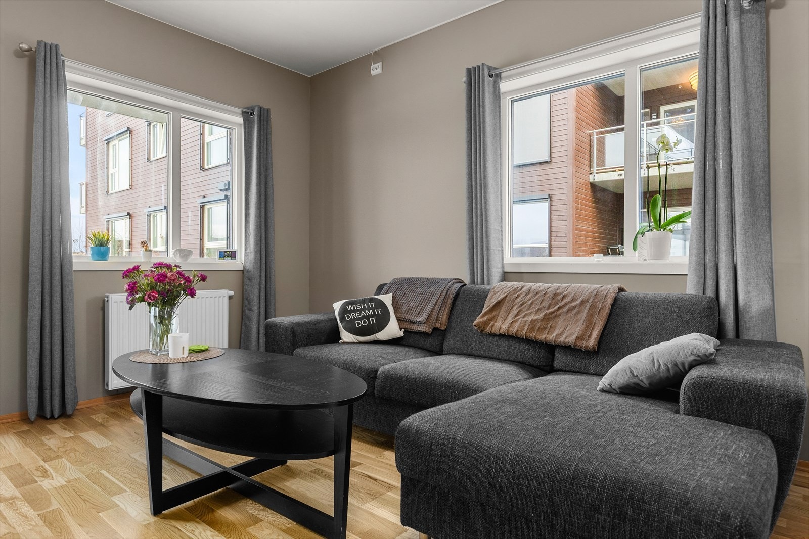 Leiligheten ligger i byggets 1. etasje og har rause vindusflater som gir mye naturlig lys. Galleribilde