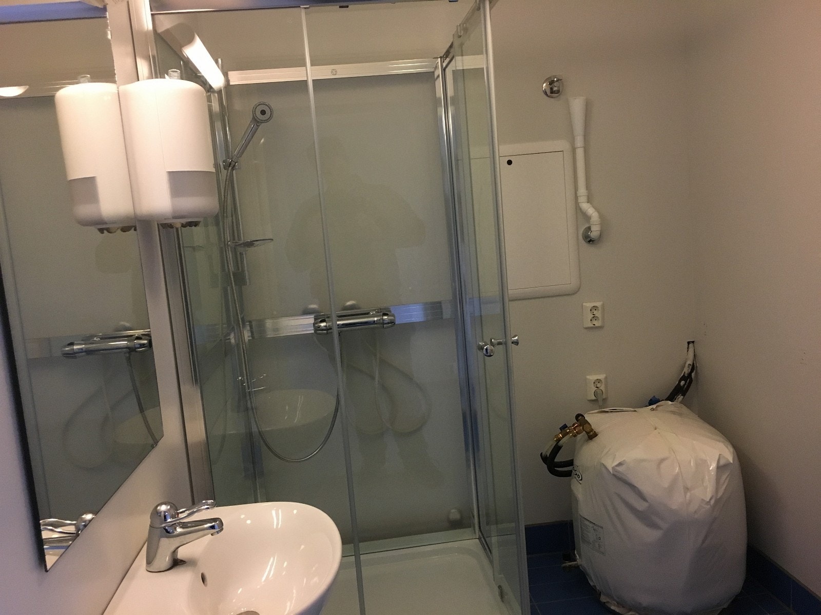 Dusj, Vask, Wc og opplegg for vaskemaskin Galleribilde