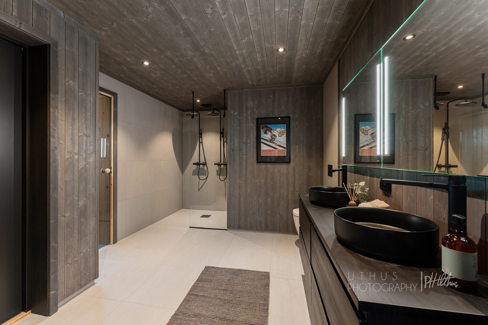 Storbadet er og regne som et spabad med dobbeldusj og badstue. Legge merke til døren som går rett ut, praktisk om man vil snøbade etter badstuen eller har en jacuzzi. Galleribilde